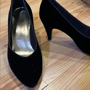 Classic Black Velvet Kitten Heel Pumps for Women - size 8 more like 7.5